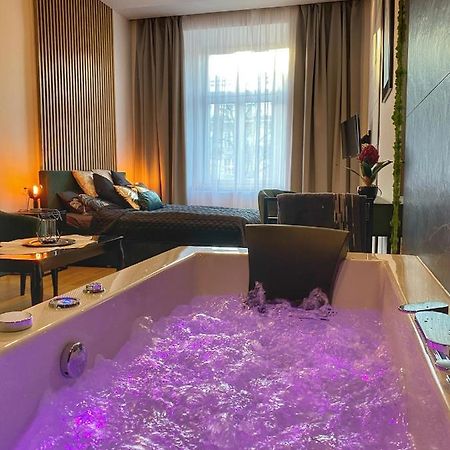 Apartament Czarny Z Jacuzzi Cracovia Esterno foto