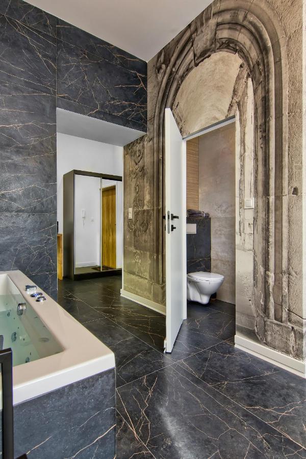 Apartament Czarny Z Jacuzzi Cracovia Esterno foto