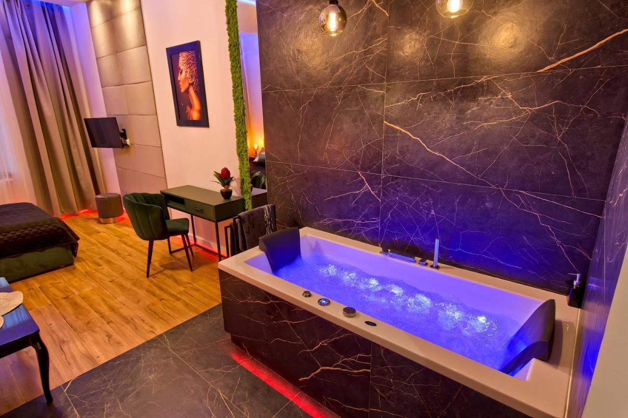 Apartament Czarny Z Jacuzzi Cracovia Esterno foto