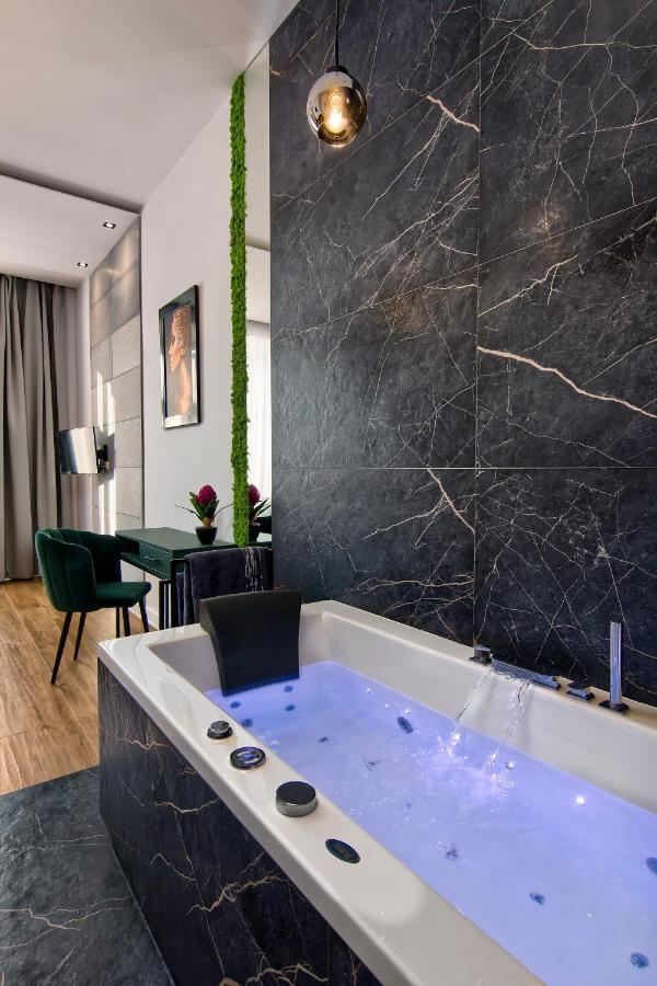 Apartament Czarny Z Jacuzzi Cracovia Esterno foto