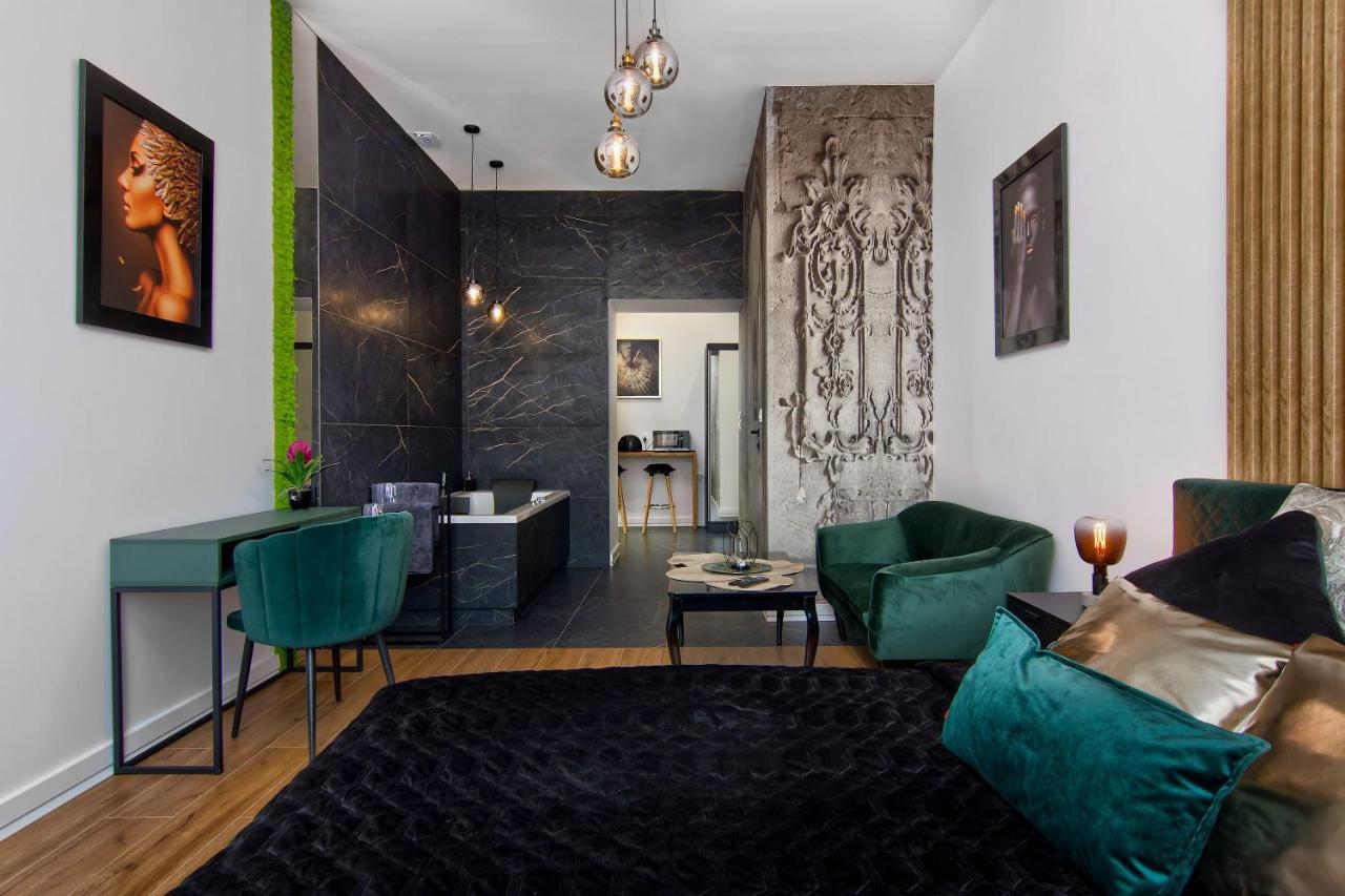 Apartament Czarny Z Jacuzzi Cracovia Esterno foto