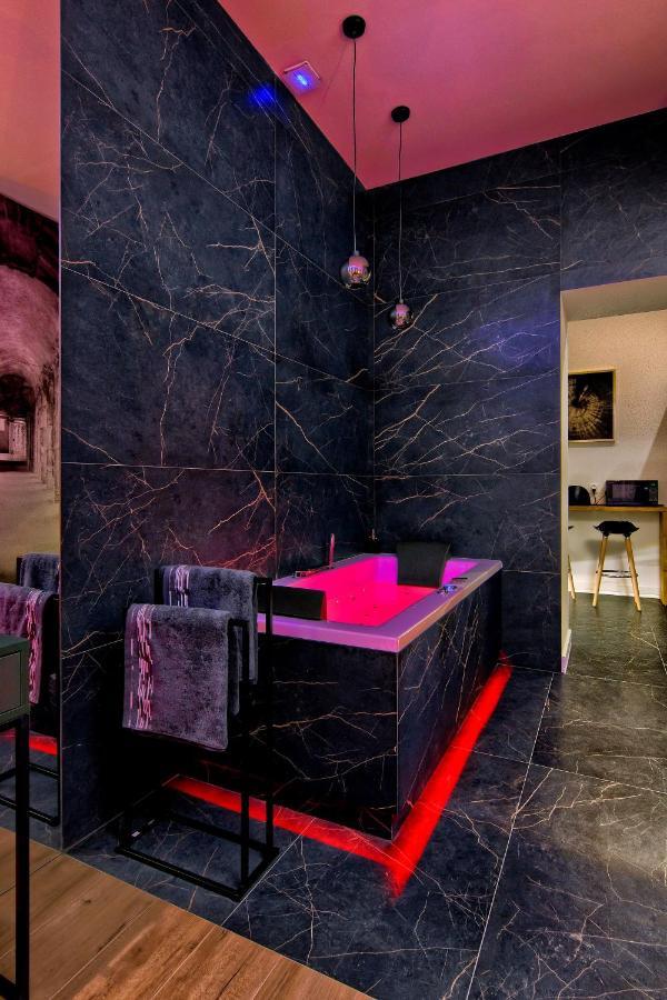 Apartament Czarny Z Jacuzzi Cracovia Esterno foto