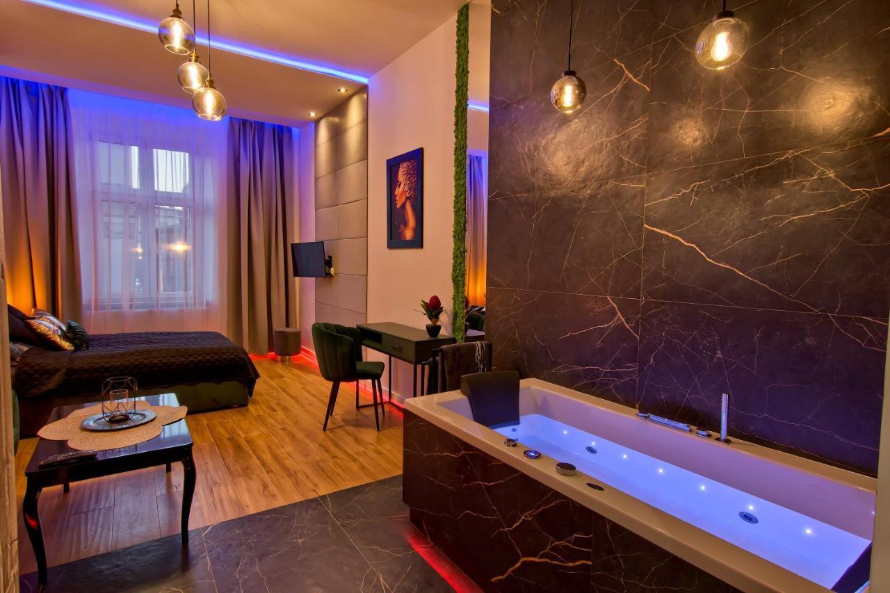 Apartament Czarny Z Jacuzzi Cracovia Esterno foto