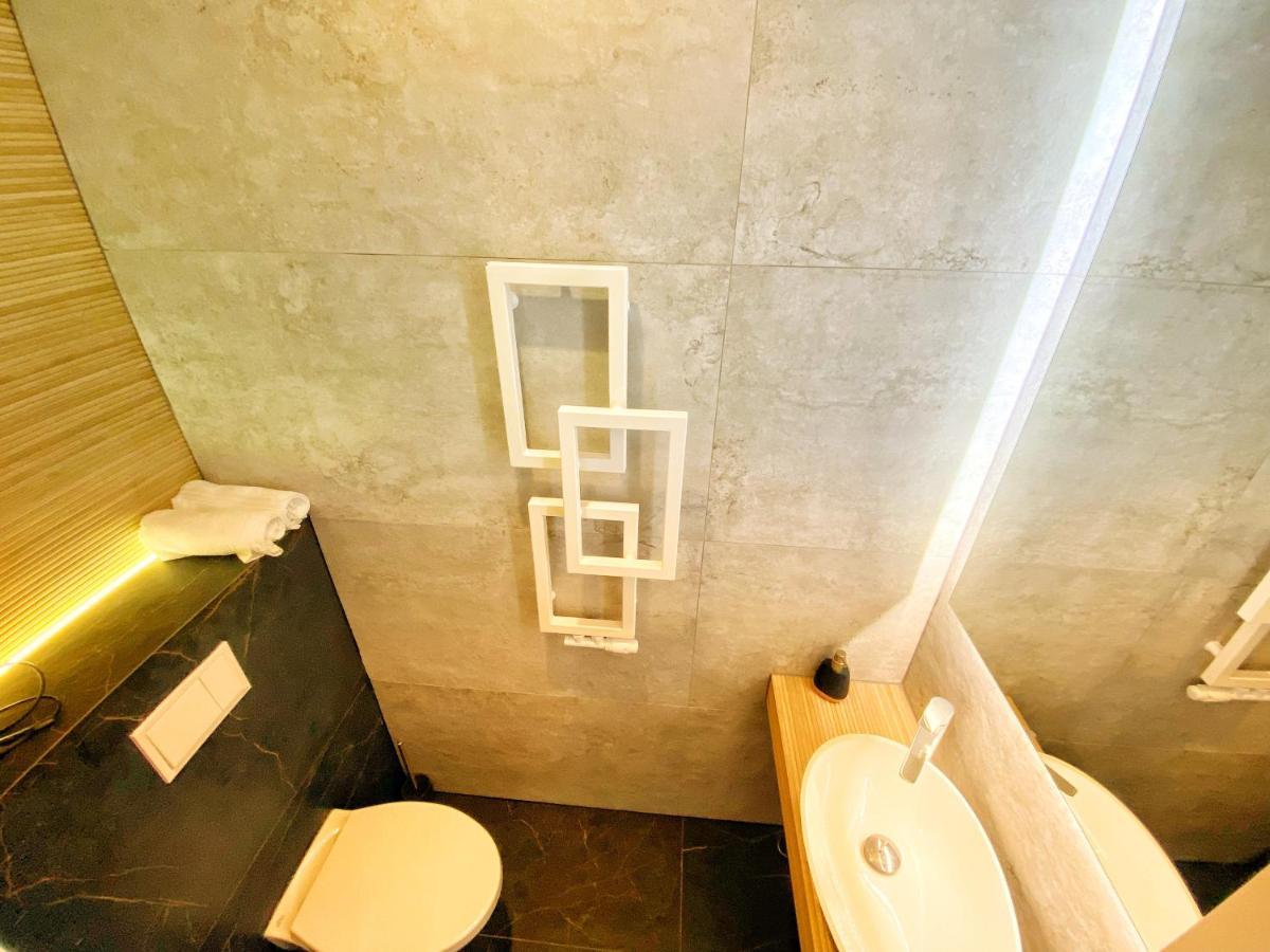 Apartament Czarny Z Jacuzzi Cracovia Esterno foto