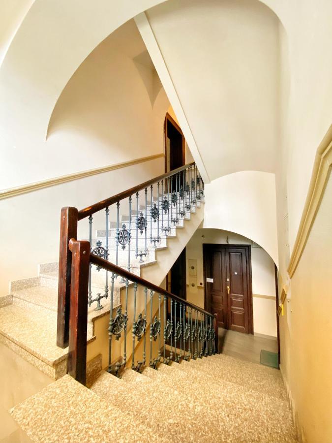 Apartament Czarny Z Jacuzzi Cracovia Esterno foto